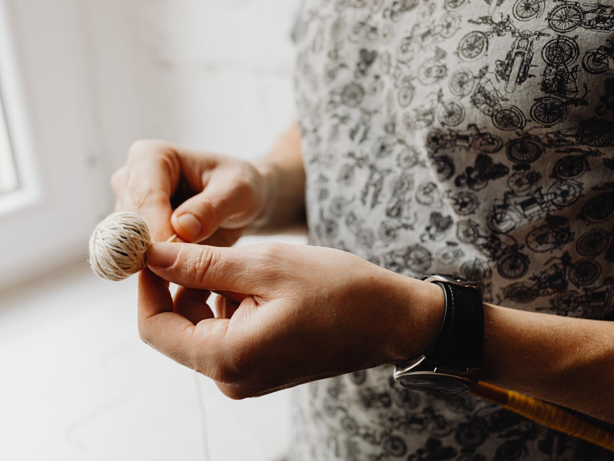 Fils, fleurs et ambiance naturelle