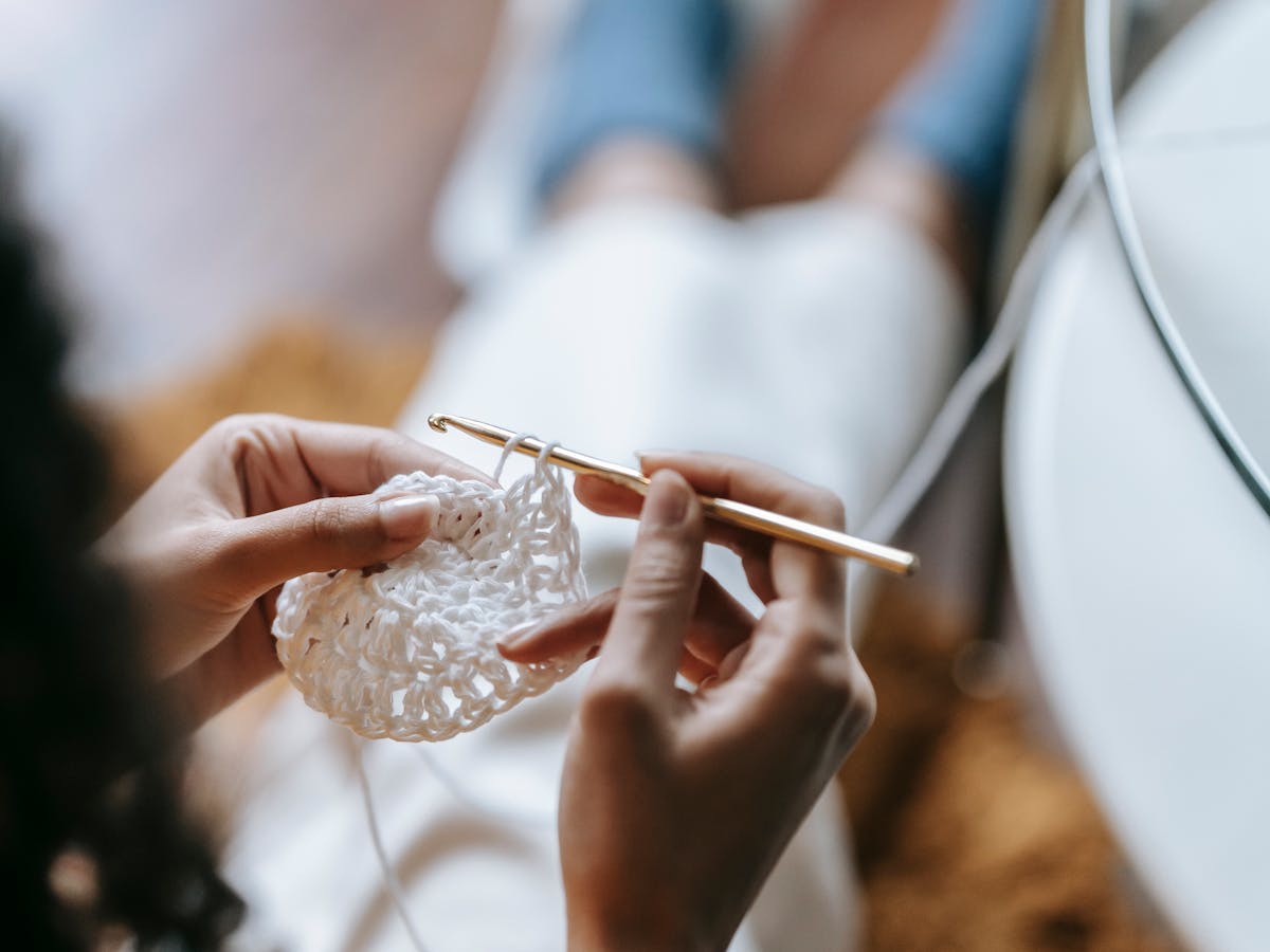 Gros plan sur une creation CozyCrochet en atelier