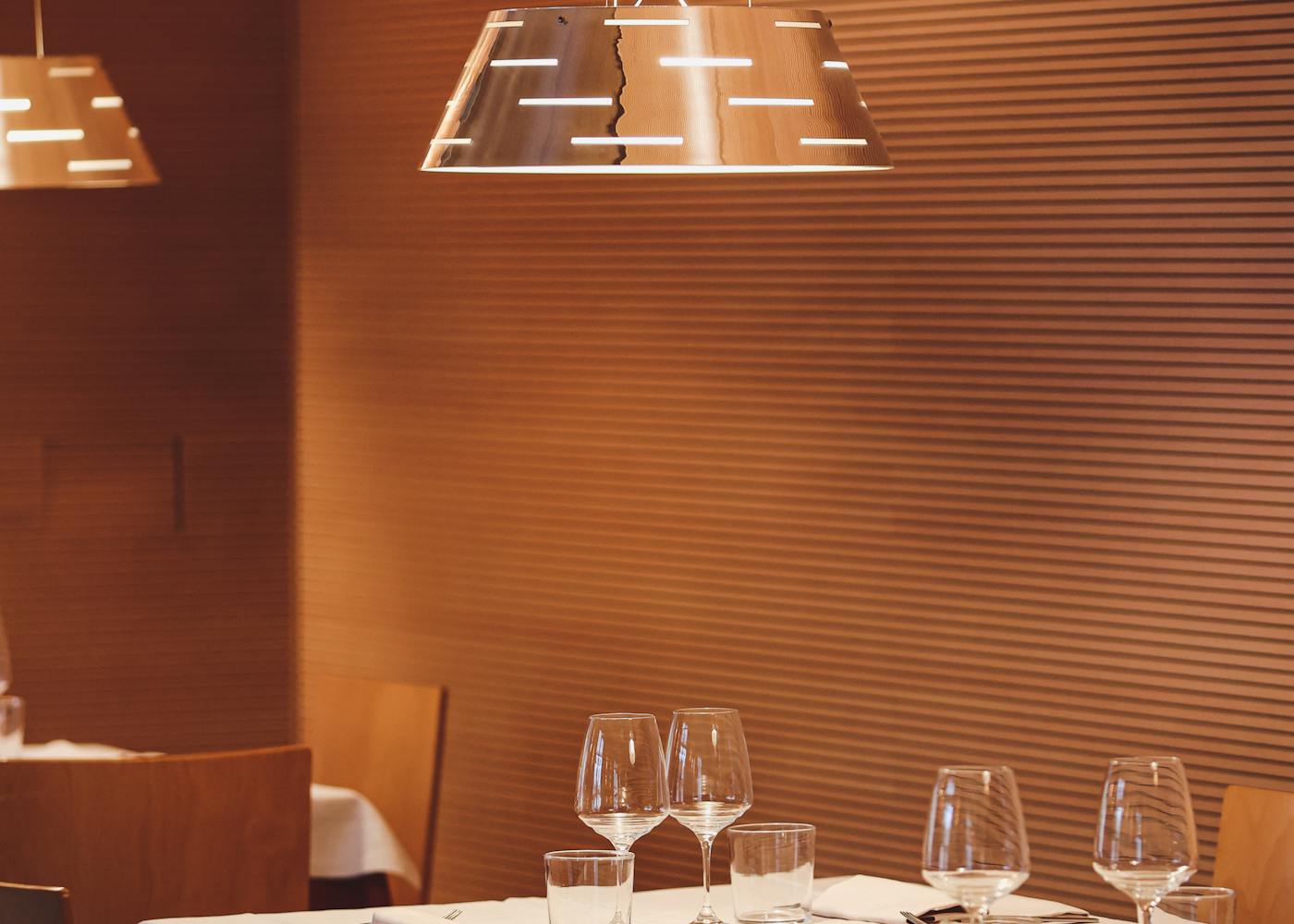 Table dressee dans une salle de restaurant elegante