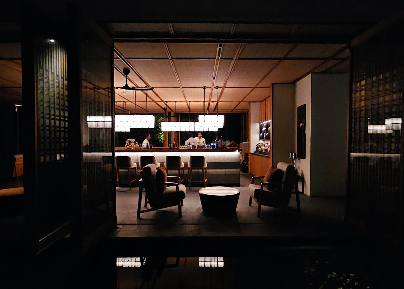 Ambiance conviviale autour d'une table de restaurant