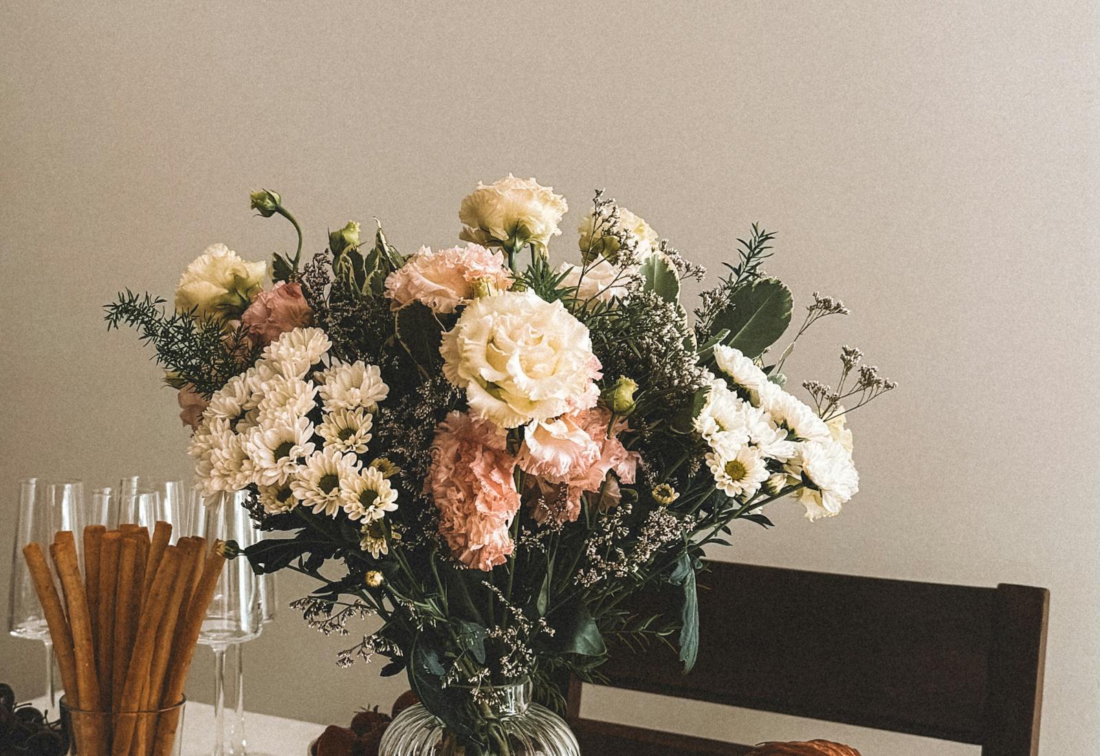 Salle lumineuse de Maison Verveine avec dressage haut de gamme