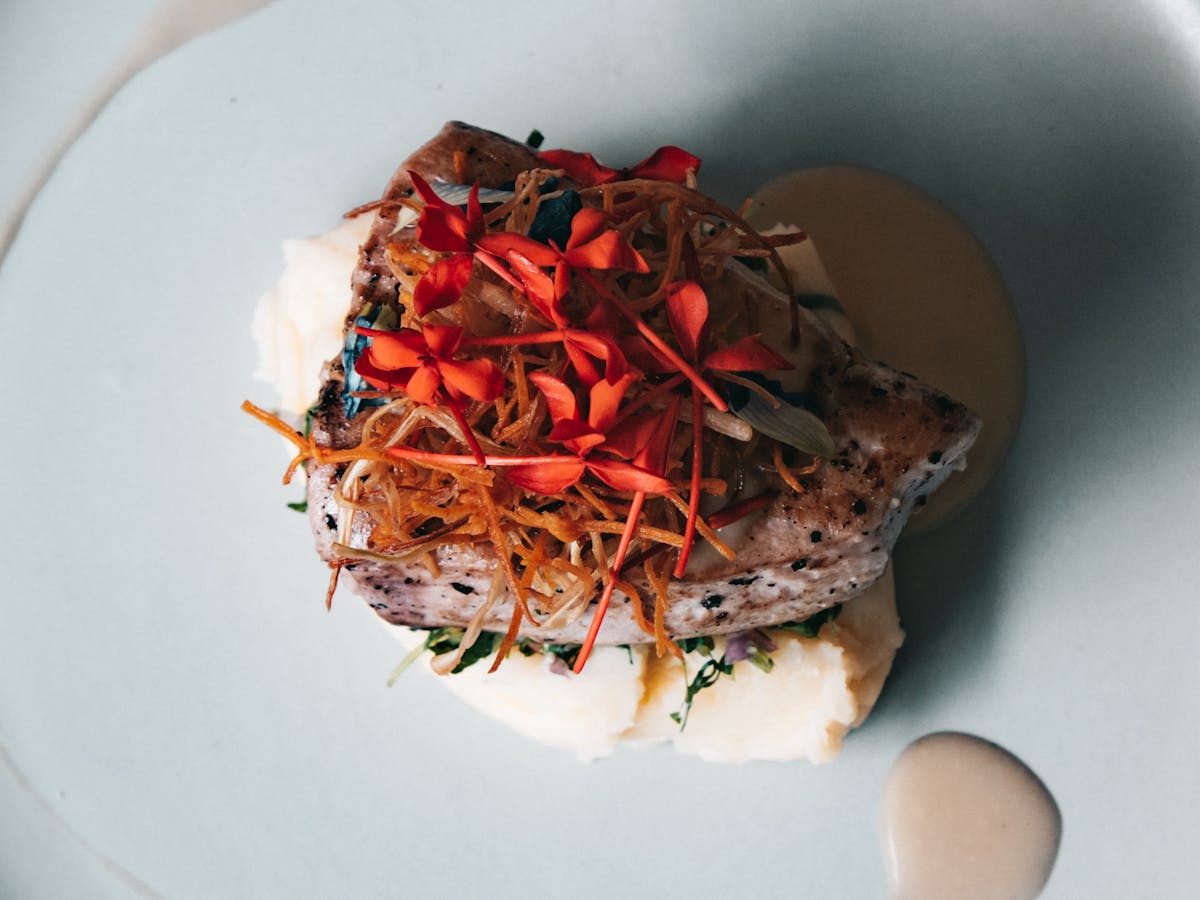 Brunch raffine avec oeufs et garnitures