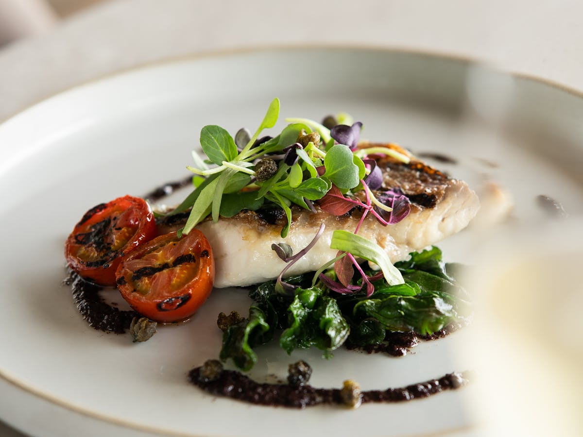 Plat raffine de saison au dressage contemporain